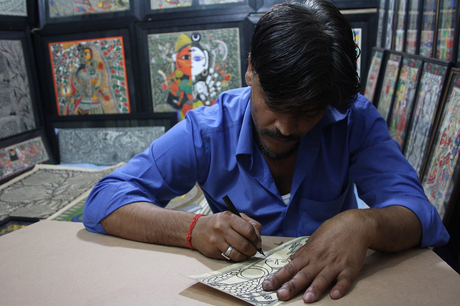 A Mithila artist at work